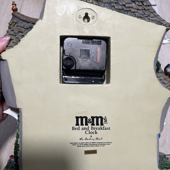 Vintage 2005 Danbury Mint M&M’s Bed & Breakfast House Figurine Clock RARE! - Picture 2 of 2